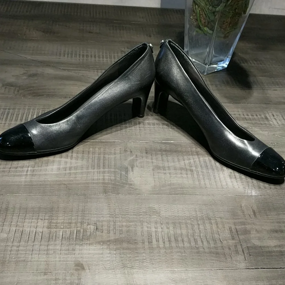 Stuart Weitzman leather w/ patent leather heels - Picture 5 of 9